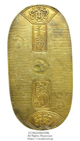 天保8年〜安政5年(1837~1858)に鋳造されました。金56.8% 銀43.2% 11.2g。裏の極印が保の字なので、保字小判ともいいます。鑑定書(令和8年2月3日)・桐箱付き。