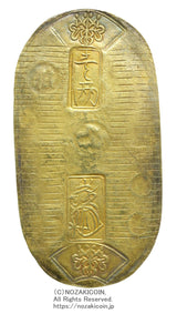 天保8年〜安政5年(1837~1858)に鋳造されました。金56.8% 銀43.2% 11.2g。裏の極印が保の字なので、保字小判ともいいます。鑑定書(令和8年2月3日)・桐箱付き。