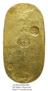 文政小判は文政2年~文政11年(1819~1828)に鋳造されました。品位は金559 / 銀441 量目13.1g。裏の極印が草書体の文の字なので、草文小判ともいいます。馬神は縁起がいいとされる七福小判です。鑑定書(令和元年7月2日)・桐箱付き。