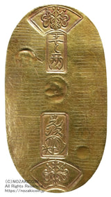 天保8年〜安政5年 (1837~1858)に鋳造されました。金56.8% 銀43.2% 11.2g。裏の極印が保の字なので、保字小判ともいいます。鑑定書(令和7年7月1日)・桐箱付き。