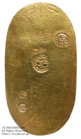 天保8年〜安政5年 (1837~1858)に鋳造されました。金56.8% 銀43.2% 11.2g。裏の極印が保の字なので、保字小判ともいいます。鑑定書(令和7年7月1日)・桐箱付き。