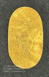 万延小判は万延元年~慶応3年(1860~1867)まで鋳造されました。品位は金574 / 銀426 量目3.3g です。小型で雛小判とも呼ばれます。鑑定書・桐箱付き。