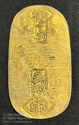 元文小判は元文元年~文政元年(1736~1818)まで鋳造されました。
背に真書体の文の字の刻印があり真文小判とも呼ばれています。
品位は金653 / 銀347 量目13.1g です。
鑑定書・桐箱付き。