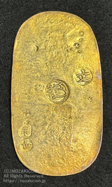 元文小判は元文元年~文政元年(1736~1818)まで鋳造されました。
背に真書体の文の字の刻印があり真文小判とも呼ばれています。
品位は金653 / 銀347 量目13.1g です。
鑑定書・桐箱付き。