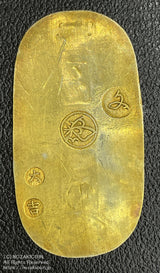 文政小判は文政2年~文政11年(1819~1828)に鋳造されました。品位は金559 / 銀441 量目13.07g。裏の極印が草書体の文の字なので、草文小判ともいいます。鑑定書・桐箱付き。