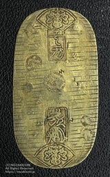 元文小判は元文元年~文政元年(1736~1818)まで鋳造されました。 背に真書体の文の字の刻印があり真文小判とも呼ばれています。 品位は金653 / 銀347 量目13.00g です。 鑑定書・桐箱付き。