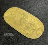 元文小判は元文元年~文政元年(1736~1818)まで鋳造されました。背に真書体の文の字の刻印があり真文小判とも呼ばれています。品位は金653 / 銀347 量目12.9g です。鑑定書・桐箱付き。(鑑定書には稲荷刻印についての記載はありません。)