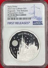 2023年2オンス銀貨 英国5ポンド Harry Potter イギリスの大ヒット物語、ハリーポッターシリーズ第1作JKローリング著「ハリー・ポッターと賢者の石」出版25周年記念の2オンス純銀貨です。発行枚数は限定500枚。ホグワーツ魔法魔術学校は11 歳から 18 歳までの生徒を対象とした架空の全寮制魔法学校であり主人公のハリーらが通った物語の主要な舞台です。2023年には東京都練馬区のとしまえん遊園地跡地に「ハリー・ポッター」スタジオツアー施設「ワーナー ブラザース スタジオツアー東京 - メイキング・オブ・ハリー・ポッター」が開業しました。表面にはチャールズ3世国王陛下の貨幣肖像画が描かれています。