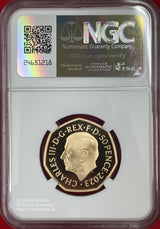2023年15.5g金貨 英国50ペンス Star Wars Darth Vader & Emperor Palpatine スターウォーズは1977年にジョージ・ルーカスが脚本・監督を手掛け世界的な大ヒットとなった映画シリーズで、スカイウォーカー家を中心とした壮大な物語は長い年月にわたり愛され続けています。発行年の2023年は「スターウォーズ:ジェダイの帰還」公開から40年周年となります。ダースベイダーはクローン大戦で大活躍したアナキン・スカイウォーカーがダークサイドの誘惑に負けて闇落ちした姿であり、作品中で最も人気のあるアンチヒーローです。皇帝パルパティーンは強大な悪の化身であり、銀河帝国を樹立し銀河を支配したキャラクターです。発行枚数は限定200枚、22金(916.67)のプルーフ仕上げとなっています。