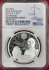 2023年1オンス純銀貨 英国2ポンド Star Wars R2-D2 & C-3PO スターウォーズは1977年にジョージ・ルーカスが脚本・監督を手掛け世界的な大ヒットとなった映画シリーズで、スカイウォーカー家を中心とした壮大な物語は長い年月にわたり愛され続けています。発行年の2023年は「スターウォーズ:ジェダイの帰還」公開から40年周年となります。R2-D2は宇宙船の操縦や暗号解読もできるアストロメク・ドロイド、C-3POはアナキン・スカイウォーカーが作ったプロトコル・ドロイドで共にスカイウォーカー一族やオビ=ワン・ケノービに仕える良き相棒同士です。発行枚数は限定3,000枚、プルーフ仕上げとなっています。