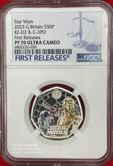 2023年8.0g銀貨 英国50ペンス Star Wars R2-D2 & C-3PO スターウォーズは1977年にジョージ・ルーカスが脚本・監督を手掛け世界的な大ヒットとなった映画シリーズで、スカイウォーカー家を中心とした壮大な物語は長い年月にわたり愛され続けています。発行年の2023年は「スターウォーズ:ジェダイの帰還」公開から40年周年となります。R2-D2は宇宙船の操縦や暗号解読もできるアストロメク・ドロイド、C-3POはアナキン・スカイウォーカーが作ったプロトコル・ドロイドで共にスカイウォーカー一族やオビ=ワン・ケノービに仕える良き相棒同士です。発行枚数は限定12,500枚、特別なカラー印刷が施されたプルーフ仕上げとなっています。