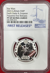2023年8.0g銀貨 英国50ペンス Star Wars Darth Vader & Emperor Palpatine スターウォーズは1977年にジョージ・ルーカスが脚本・監督を手掛け世界的な大ヒットとなった映画シリーズで、スカイウォーカー家を中心とした壮大な物語は長い年月にわたり愛され続けています。発行年の2023年は「スターウォーズ:ジェダイの帰還」公開から40年周年となります。ダースベイダーはクローン大戦で大活躍したアナキン・スカイウォーカーがダークサイドの誘惑に負けて闇落ちした姿であり、作品中で最も人気のあるアンチヒーローです。皇帝パルパティーンは強大な悪の化身であり、銀河帝国を樹立し銀河を支配したキャラクターです。発行枚数は限定12,500枚、特別なカラー印刷が施されたプルーフ仕上げとなっています。
