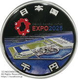 2025年日本国際博覧会 大阪・関西万博記念1000円銀貨・1,000円銀貨プルーフ 図案・表面:2025年日本国際博覧会ロゴマークと夢洲の万博会場 裏面:2025年日本国際博覧会ロゴマーク(虹色発色加工)旧新橋停車場の図柄 直径:40.00mm 品位:純銀99.9% 量目:31.1g 発行数:50,000枚・プルーフ・造幣局製額面:千円