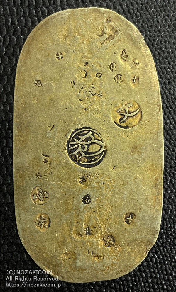 元文小判は元文元年～文政元年(1736～1818)まで鋳造されました。背に真書体の文の字の刻印があり真文小判とも呼ばれています。品位は金653 / 銀347 量目13.1g です。鑑定書・桐箱付き。小さなヒビが有ります。