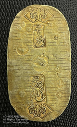 元文小判は元文元年~文政元年(1736~1818)まで鋳造されました。背に真書体の文の字の刻印があり真文小判とも呼ばれています。品位は金653 / 銀347 量目13.1g です。鑑定書・桐箱付き。小さなヒビが有ります。