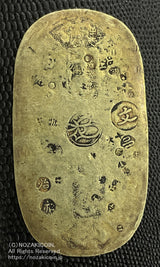 元文小判は元文元年~文政元年(1736~1818)まで鋳造されました。背に真書体の文の字の刻印があり真文小判とも呼ばれています。品位は金653 / 銀347 量目13.0g です。鑑定書・桐箱付き。