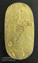 文政小判は文政2年~文政11年(1819~1828)に鋳造されました。品位は金559 / 銀441 量目13.07g。裏の極印が草書体の文の字なので、草文小判ともいいます。鑑定書・桐箱付き。