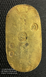 文政小判は文政2年~文政11年(1819~1828)に鋳造されました。品位は金559 / 銀441 量目13.07g。裏の極印が草書体の文の字なので、草文小判ともいいます。鑑定書・桐箱付き。