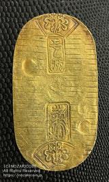 文政小判は文政2年~文政11年(1819~1828)に鋳造されました。品位は金559 / 銀441 量目13.07g。裏の極印が草書体の文の字なので、草文小判ともいいます。鑑定書・桐箱付き。