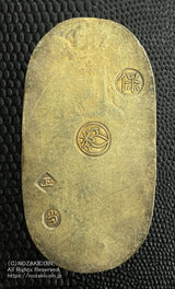 天保8年〜安政5年(1837~1858)に鋳造されました。金56.8% 銀43.2% 量目11.2g。裏の極印が保の字なので、保字小判ともいいます。鑑定書・桐箱付き。