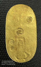 天保8年〜安政5年(1837~1858)に鋳造されました。金56.8% 銀43.2% 量目11.2g。裏の極印が保の字なので、保字小判ともいいます。鑑定書・桐箱付き。