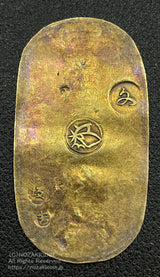 文政小判は文政2年~文政11年(1819~1828)に鋳造されました。品位は金559 / 銀441 量目13.07g。裏の極印が草書体の文の字なので、草文小判ともいいます。鑑定書・桐箱付き。