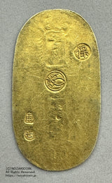 天保8年〜安政5年 (1837~1858)に鋳造されました。金56.8% 銀43.2% 量目11.3g。裏の極印が保の字なので、保字小判ともいいます。鑑定書・桐箱付き。