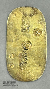 元文小判は元文元年~文政元年(1736~1818)まで鋳造されました。背に真書体の文の字の刻印があり真文小判とも呼ばれています。品位は金653 / 銀347 鑑定書・桐箱付き。