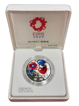 2025年日本国際博覧会 大阪関西万博記念1000円銀貨・1,000円銀貨プルーフ 第2次 図案・表面:ミャクミャクとハートと双葉 裏面:2025年日本国際博覧会ロゴマーク(虹色発色加工) 直径:40.00mm 品位:純銀 量目:31.1g 発行数:50,000枚・プルーフ・造幣局製 額面:千円