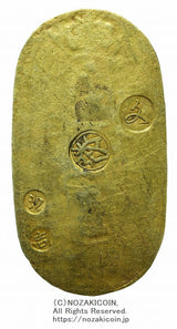 文政小判は文政2年~文政11年(1819~1828)に鋳造されました。品位は金559 / 銀441 13.1g。裏の極印が草書体の文の字なので、草文小判ともいいます。鑑定書(令和8年3月17日)・桐箱付き。