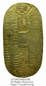 文政小判は文政2年~文政11年(1819~1828)に鋳造されました。品位は金559 / 銀441 13.1g。裏の極印が草書体の文の字なので、草文小判ともいいます。鑑定書(令和8年3月17日)・桐箱付き。