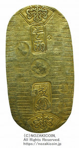 文政小判は文政2年~文政11年(1819~1828)に鋳造されました。品位は金559 / 銀441 13.1g。裏の極印が草書体の文の字なので、草文小判ともいいます。鑑定書(令和8年3月17日)・桐箱付き。