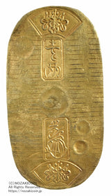 天保8年〜安政5年 (1837~1858)に鋳造されました。金56.8% 銀43.2% 量目11.3g。裏の極印が保の字なので、保字小判ともいいます。鑑定書(令和7年7月1日)・桐箱付き。