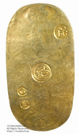 天保8年〜安政5年 (1837~1858)に鋳造されました。金56.8% 銀43.2% 量目11.3g。裏の極印が保の字なので、保字小判ともいいます。鑑定書(令和7年7月1日)・桐箱付き。