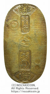 天保8年〜安政5年 (1837~1858)に鋳造されました。金56.8% 銀43.2% 11.2g。裏の極印が保の字なので、保字小判ともいいます。鑑定書(令和7年12月16日)・桐箱付き。