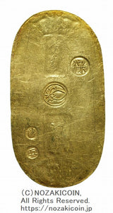 天保8年〜安政5年 (1837~1858)に鋳造されました。金56.8% 銀43.2% 11.3g。裏の極印が保の字なので、保字小判ともいいます。鑑定書(令和7年12月16日)・桐箱付き。