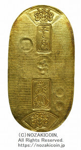 天保8年〜安政5年 (1837~1858)に鋳造されました。金56.8% 銀43.2% 11.3g。裏の極印が保の字なので、保字小判ともいいます。鑑定書(令和7年12月16日)・桐箱付き。