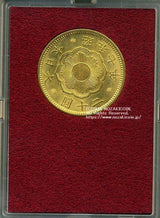 新20円 昭和7年(1932) 発行枚数 不明 直径 28.78mm 品位 金900 / 銅100 量目16.67g 化粧箱にはダメージがあります。 オークションのビニール袋無し 超希少年号