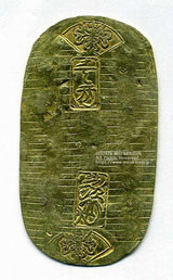 元文小判は元文元年~文政元年(1736~1818)まで鋳造されました。 背に真書体の文の字の刻印があり真文小判とも呼ばれています。 品位は金653 / 銀347 量目13.00g です。 鑑定書・桐箱付き。