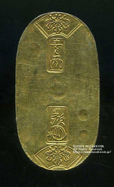 天保8年〜安政5年 (1837~1858)に鋳造されました。 金56.8% 銀43.2% 量目11.3g。 裏の極印が保の字なので、保字小判ともいいます。 鑑定書・桐箱付き。