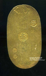 天保8年〜安政5年 (1837~1858)に鋳造されました。 金56.8% 銀43.2% 量目11.2g。 裏の極印が保の字なので、保字小判ともいいます。 鑑定書・桐箱付き。