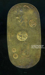 文政小判は文政2年~文政11年(1819~1828)に鋳造されました。  品位は金559 / 銀441 量目13.07g。  裏の極印が草書体の文の字なので、草文小判ともいいます。  鑑定書・桐箱付き。