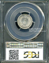 竜10銭銀貨は直径17.57mm 品位 銀800 / 銅200 量目2.70gです。  竜十銭銀貨 明治8年(1875) 発行枚数8,977,419枚。  明治8年後期は明の字がハネていない  PCGSスラブMS64