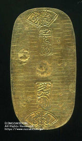 元文小判は元文元年~文政元年(1736~1818)まで鋳造されました。 背に真書体の文の字の刻印があり真文小判とも呼ばれています。 品位は金653 / 銀347 量目13.00g です。 鑑定書・桐箱付き