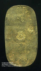 元文小判は元文元年~文政元年(1736~1818)まで鋳造されました。 背に真書体の文の字の刻印があり真文小判とも呼ばれています。 品位は金653 / 銀347 量目13.00g です。 鑑定書・桐箱付き