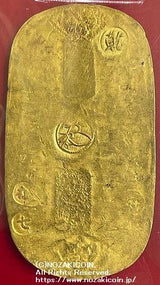 宝永小判は宝永7年~正徳4年(1710~1714)に鋳造されました。  品位は金834 / 銀166 量目9.34g。  裏の極印が乾の字なので、乾字小判ともいいます。  PCGSスラブAU58Pinnacle Collection