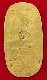 慶長小判は慶長6年~元禄8年(1601~1695)に鋳造されました。  品位は金857 / 銀143 量目17.73g。  江戸期最初の小判で、江戸座・京座・駿河座の三座で鋳造されました。  鑑定書・桐箱付き