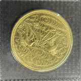 昭和61年発行の10万円金貨です。純金20グラム。写真の画像はサンプルです。昭和天皇御在位60年記念100,000円金貨。図案:鳩と水。 品位:金1,000 量目:20g プリスターパック入りですので中の金貨は未使用です。