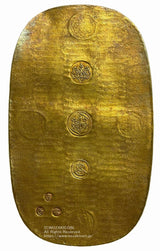 万延大判(万延大判金)は万延元年(1860)〜文久2年(1862)に鋳造されました。  品位は金344 / 銀639 / 雑17 量目は112.40gです。  万延大判には、たがね打ちとのし目打ちの2種があり、こちらはのし目打ちです。  それまでの大判より軽量となり三十匁。  鑑定書・桐箱付き。