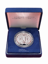 近代通貨制度150周年記念1000円銀貨・1,000円銀貨プルーフ 図案・表面:「圓」の文字と「菊と桐」裏面:現行通常貨幣(6貨種)の図柄 直径:40.00mm 品位:純銀99.9% 量目:31.1g 発行数:50,000枚・プルーフ・造幣局製